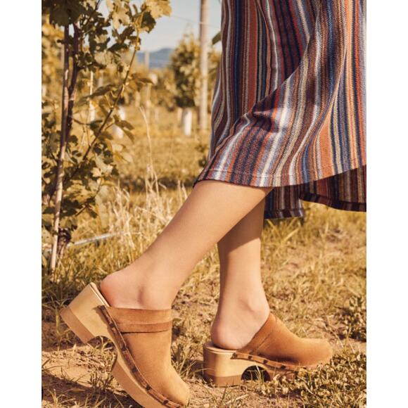 NEW Andre Assous Olivia Suede Featherweights Clog  Women SZ 6.5 - Picture 1 of 6